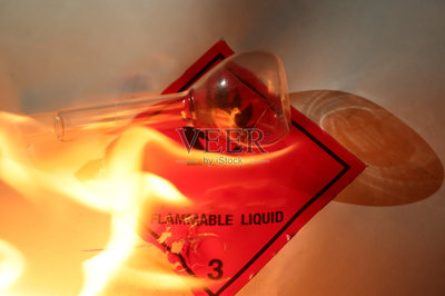 火焰是易燃液体燃烧的符号照片摄影